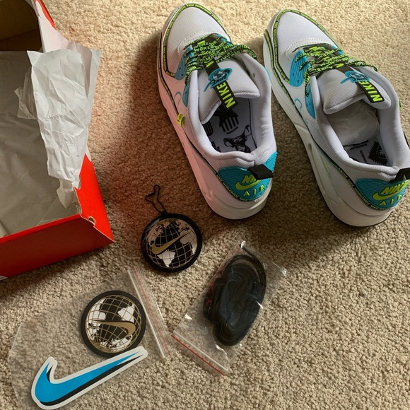 Nike Air Max 90 SE worldwide white blue fury black volt in box + laces stickers - Picture 2 of 11